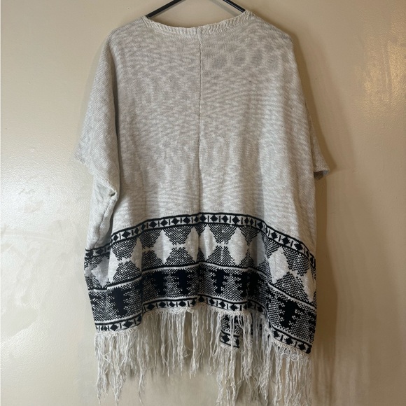 Taylor & Sage Fringe Tribal Print Shawl Small - Picture 2 of 4